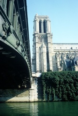 Vue latérale du pont au Double avec Notre Dame à l’arrière plan